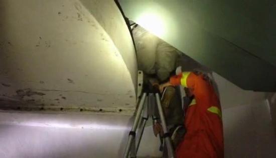 南昌一维修电路工人被电晕 被困排烟风管上意