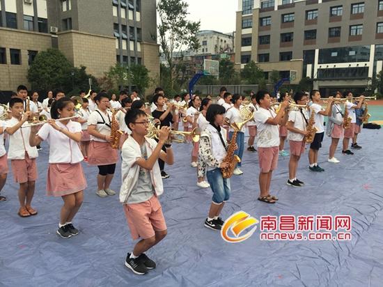 南昌少年管乐团备战国际军乐节