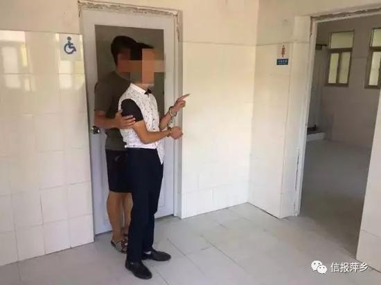 图为嫌疑人指认现场。