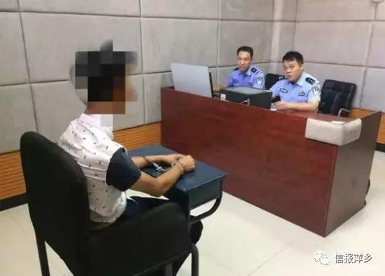 经审讯，嫌疑人李某某对自己的偷窥行为供认不讳，据嫌疑人交待，近日两次潜入该厕所内偷窥女性上厕所。
