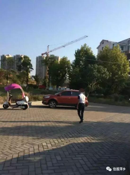 经受害人确认，该背影就是偷窥其上厕所的男子。