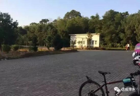 图为案发地点，天如公园山脚下公共厕所。