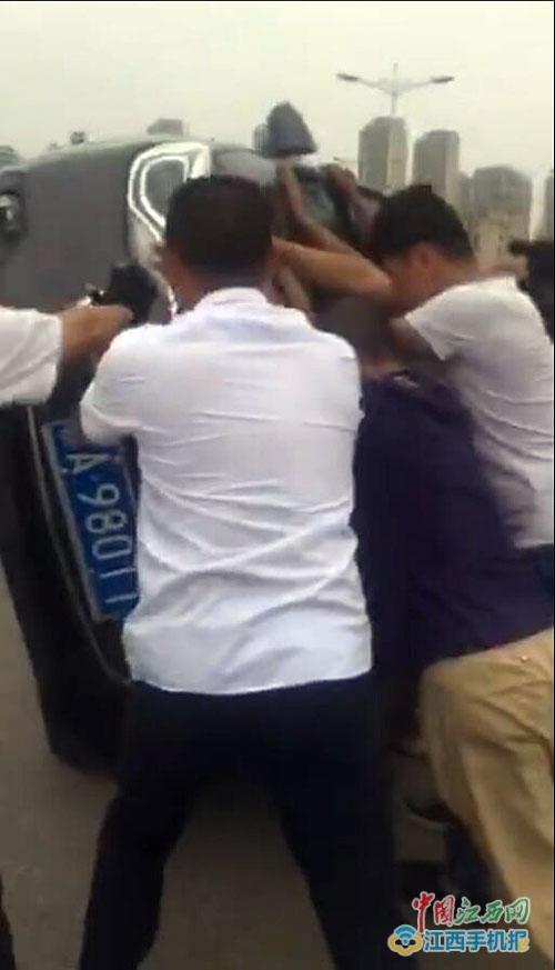 抬車救人現場
