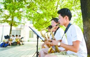 学生们自发在校园内练习