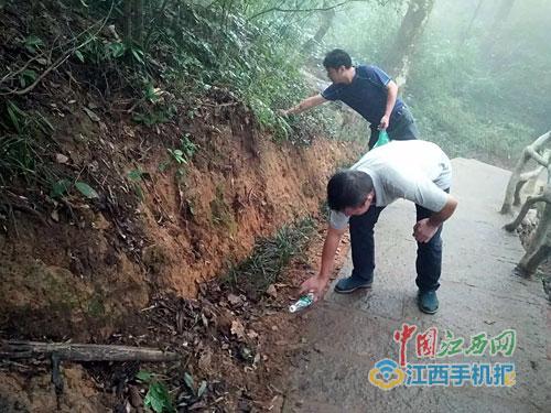 游客在景区积极捡拾垃圾