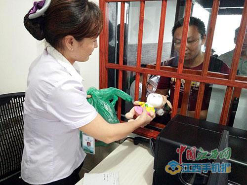 凭捡拾的垃圾在“垃圾银行”兑换小礼品