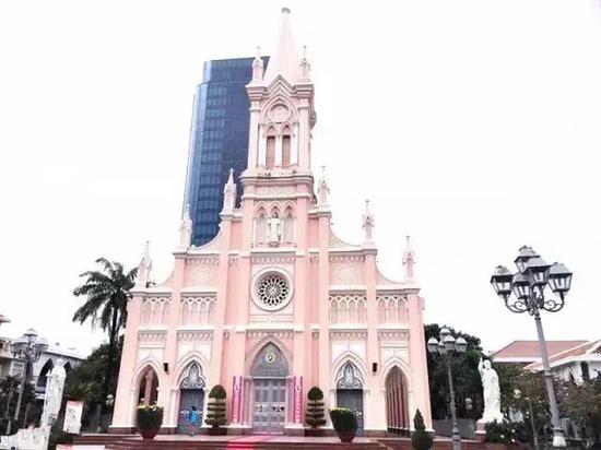 它就是传说中的岘港大教堂