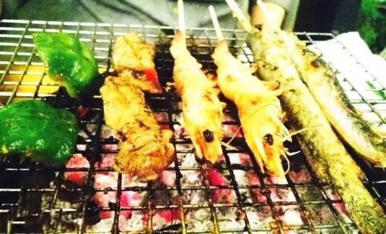 蓝水餐厅主打海鲜和火锅