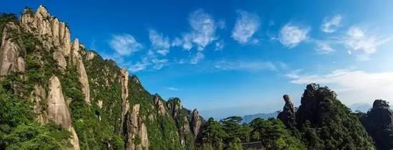 秋日的三清山是唯美,是令人沉醉的,来到这里你会享受到秋风、大山、红叶等最美好的招待。