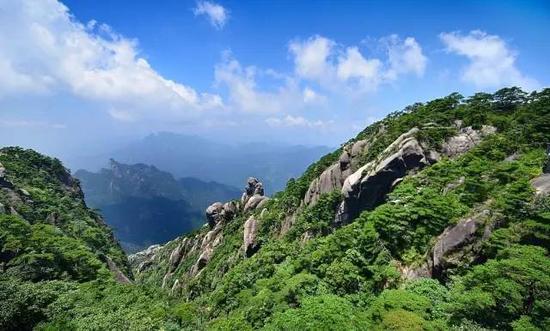 这个秋日,就应该带着家人朋友享受这里的风景,捕捉这里的风光了,最美的年纪和最美的三清山相遇产生最美好的风景。