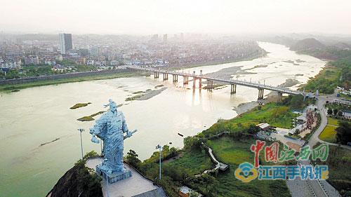 铅山县九狮大桥与辛弃疾巨型塑像相伴,带给人们无限的遐想.