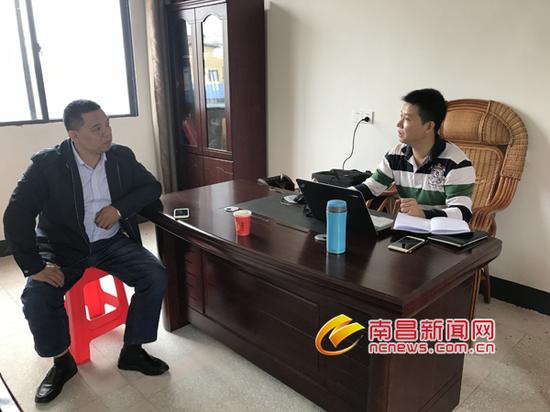熊志强（右一）与村支书交流工作