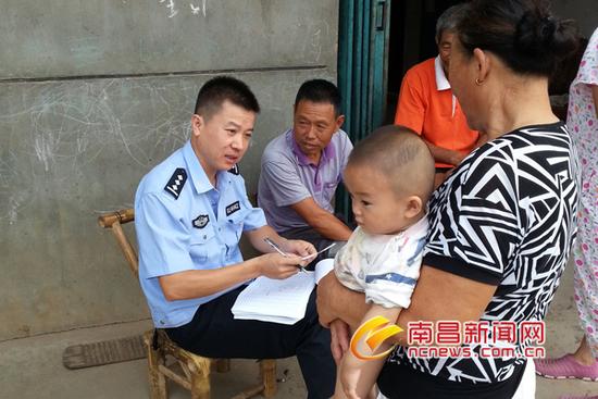 熊志强（左一）走访贫困户