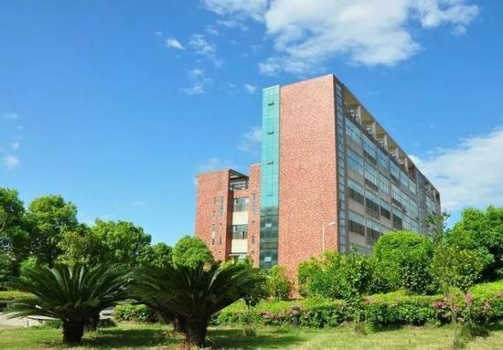 中央财政支持的重点建设专业(4个):道路桥梁工程技术、汽车运用技术、轮机工程技术、建筑工程技术