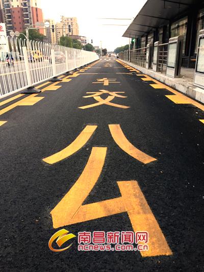 项目现场交通指示标线施划完毕