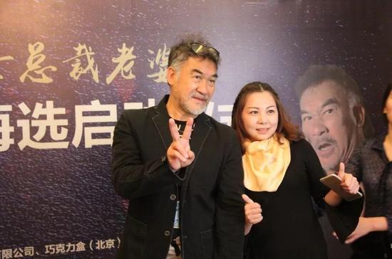 香港著名动作影星梁家仁老师与粉丝合影