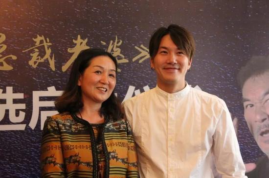 导演梁皓贻与粉丝合影