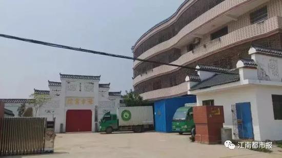▲黉舍宿舍的二楼阳台被铁网封死