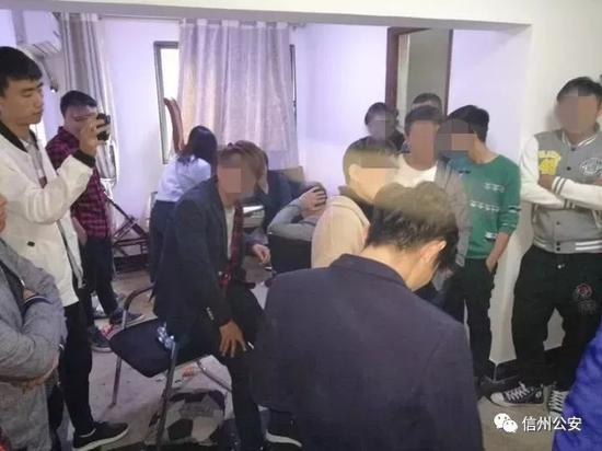 记者从信州公安分局了解到,近日,信州公安治安大队与特警大队联合出击,将一隐藏在饶城某汽车美容店的二八杠赌博窝点查处。