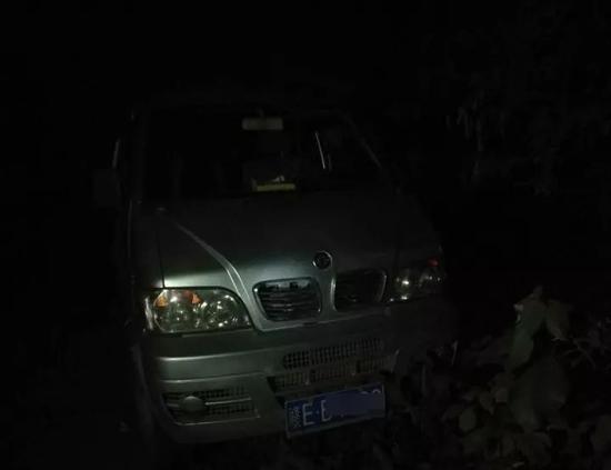 被遗弃的面包车