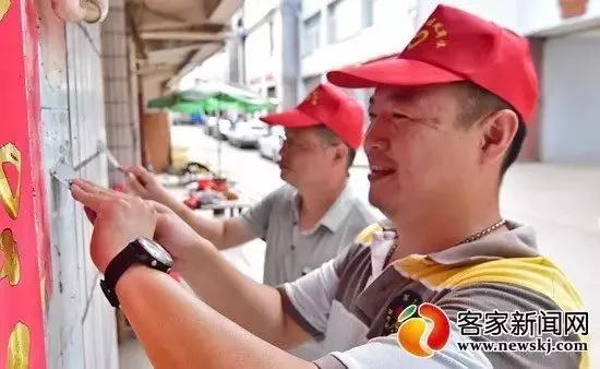 ●推行“路长制”,市委主要领导带头,市四套班子成员每人担任市区一条主干道“路长”,构筑了市、区、街道三级“路长”体系。