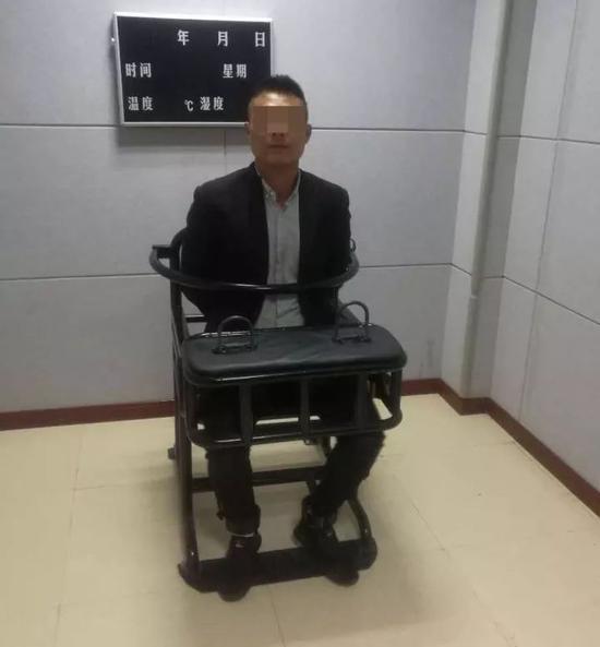 驾车冲卡的章某