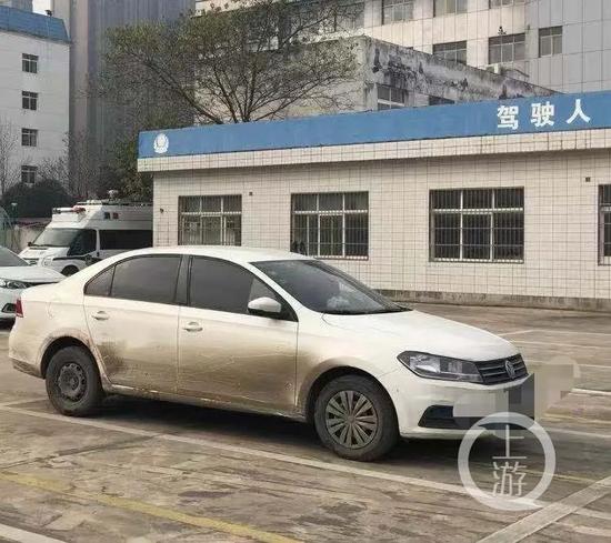 涉案车辆目前停在黄梅县公安局刑侦大队后院。