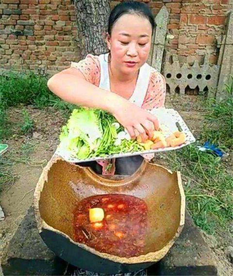 这些菜都特别的容易熟,放进去以后,搅拌两下,均匀的蘸上酱料,基本就熟了!
