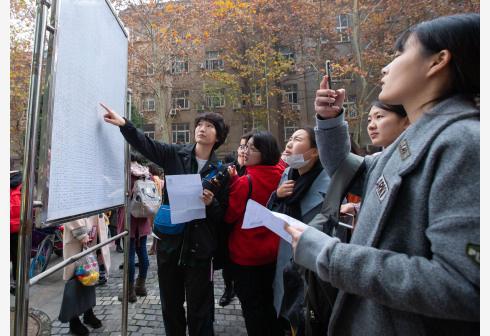 12月2日,考生在南京林业大学考点查看考场安排表。新华社发(苏阳 摄)