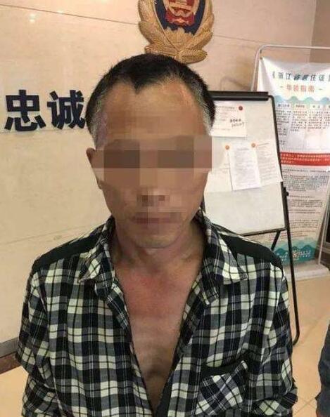 这下,身份藏不住了。