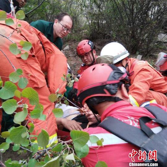 病人被安置于软担架中，准备下山。急救中心供图