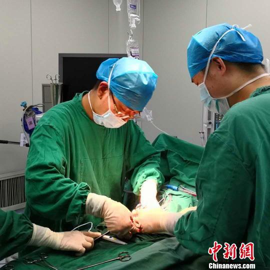 6月12日，江西省儿童医院为一名14岁的患儿成功切除一个10斤巨大恶性肿瘤。医院供图