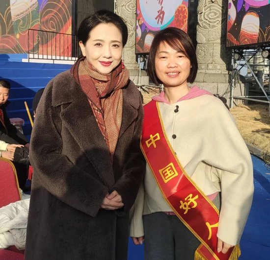 (黄英与国家一级演员陶慧敏合影留念)