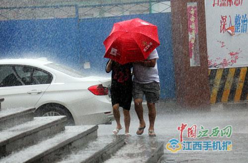 受“玛莉亚”影响,南昌昨日下午出现短时风雨。 图/江南都市报全媒体记者杨高辉