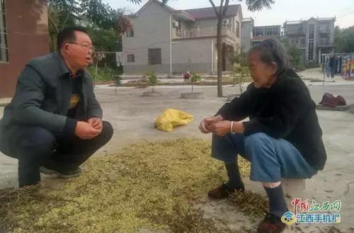 孙隆锋与贫困户交谈