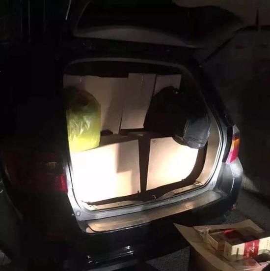 装运假烟的越野车