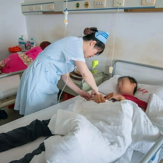 胡敏华精心照顾病人(南昌市第九医院)