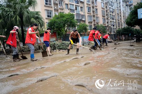 在抗洪救灾中，处处可见党员志愿者的身影。
