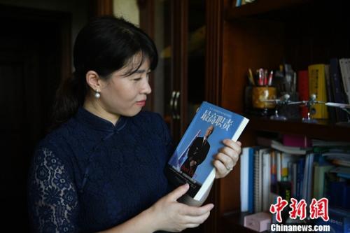 图为妻子展示刘传健所看的书籍。陈超 摄