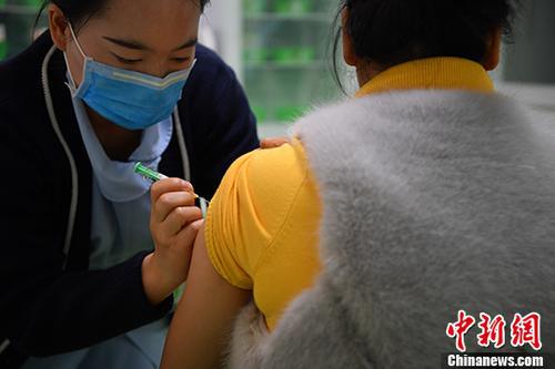 资料图:市民接种四价宫颈癌疫苗。中新社记者 刘冉阳 摄