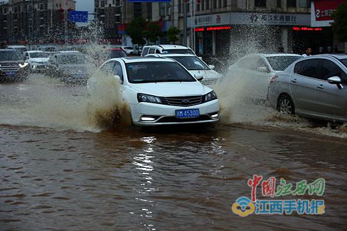 7月6日，经过凌晨一场大雨，南昌市八月湖路新洪城大市场路段出现积水。