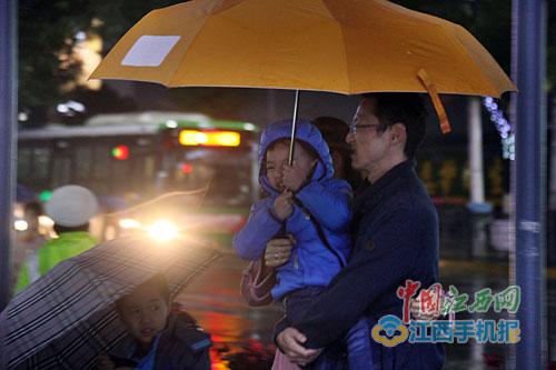 昨日,省城南昌北风呼啸,降温降雨。 图/江南都市报全媒体记者杨高辉