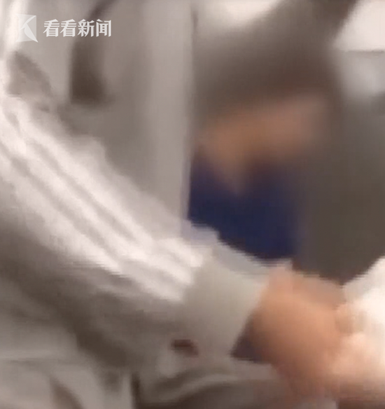 1月14日,2名闯入其住所的网友被警方带到派出所调查处理。