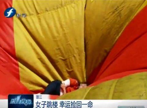 消防人员和到场的医护人员立即上前,合力把她抬上救护车。