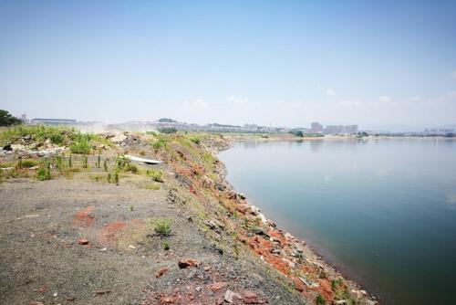 滨湖新城岸线所见均为新填渣土。来源：生态环境部网站。