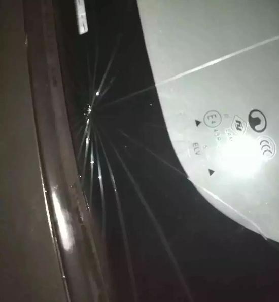 被砸碎的车窗玻璃