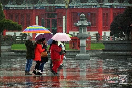 雨中的滕王阁景区 江南都市报全媒体记者许南平摄