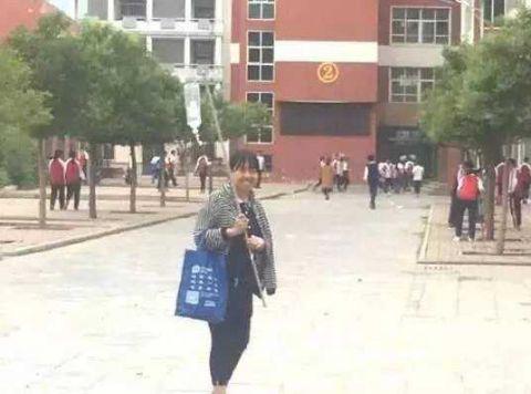 女教师肩扛输液杆照片走红:从医院偷跑打点滴