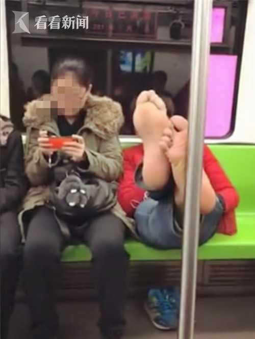老师脱鞋脱袜子脱内衣_上课脱鞋脱袜子的女生