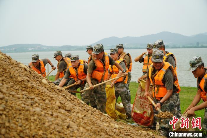 官兵们正在抢险现场紧张忙碌。　王昊阳 摄